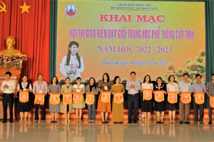 Ban tổ chức tặng cờ lưu niệm cho các đơn vị có giáo viên dự thi.