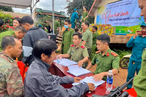 Người dân tự nguyện đến giao nộp vũ khí (ảnh: SĐ).