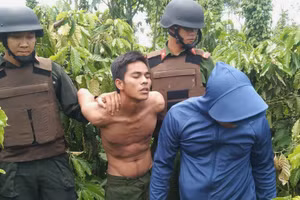 Lực lượng công an khống chế 1 kẻ bị truy nã (Ảnh: Công an cung cấp)