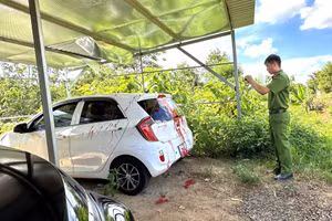 Công an TP Buôn Ma Thuột khám nghiệm hiện trường (ảnh: Thành Tâm).