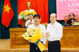 Ông Phạm Ngọc Nghị - Chủ tịch UBND tỉnh Đắk Lắk tặng hoa chúc mừng ông Nguyễn Thiên Văn (ảnh: CL).