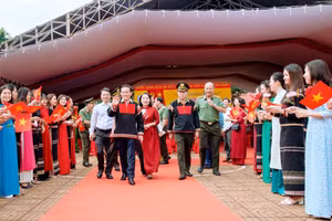 Phó Thủ tướng Trần Lưu Quang dự Ngày hội toàn dân bảo vệ an ninh Tổ quốc tại Đắk Lắk. (Ảnh: TT)