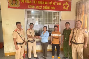 Chị Hạnh vui mừng nhận lại tài sản bị đánh rơi - Ảnh: MQ.