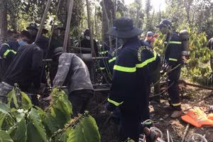 Lực lượng chức năng tổ chức trục vớt thi thể nạn nhân lên khỏi giếng sâu.