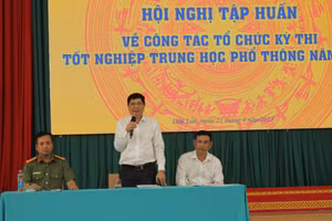 Giám đốc Sở GD&ĐT Đắk Lắk giải đáp các thắc mắc của đại biểu tại Hội nghị (ảnh: Thành Tâm).