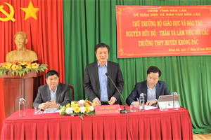 Thứ trưởng Nguyễn Hữu Độ làm việc với các trường THPT tại huyện Krông Pắc (Đắk Lắk).