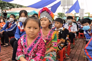 Học sinh có hoàn cảnh khó khăn đón nhận học bổng "Đọt chuối non".