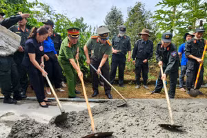 Các đại biểu tham gia khởi công xây dựng tuyến đường bê tông tại xã Ea Ning (ảnh: TT).