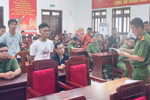 Cơ quan CSĐT thi hành quyết định khởi tố đối với các đối tượng (ảnh: TrM).