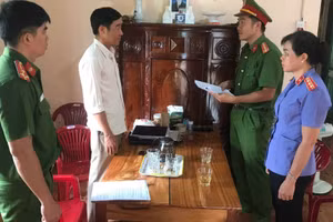 Công an tỉnh Đắk Nông tống đạt các quyết định tố tụng đối với Lê Văn Anh và Nguyễn Văn Tuyến (ảnh: MQ).