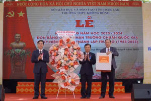 Bí thư Tỉnh ủy Đắk Lắk Nguyễn Đình Trung tặng quà chúc mừng thầy và trò nhà trường - Ảnh: Thành Tâm