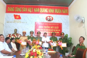 Ông Nguyễn Thiên Văn - Phó chủ tịch UBND tỉnh, kiêm Bí thư Huyện ủy Ea Súp trao thưởng cho các tập thể, cá nhân (ảnh: CTV).