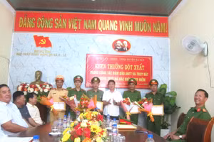 Ông Nguyễn Thiên Văn - Phó chủ tịch UBND tỉnh, kiêm Bí thư Huyện ủy Ea Súp trao thưởng cho các tập thể, cá nhân (ảnh: CTV).