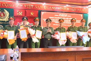 Trao thưởng cho tập thể Phòng CSĐT tội phạm về ma túy (ảnh: MQ).