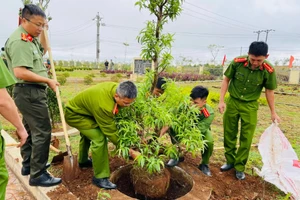 Lực lượng Công an thị xã Buôn Hồ hưởng ứng phong trào trồng cây năm 2023.