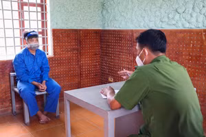 Bị can Tùng làm việc với cơ quan điều tra. 