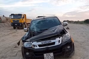 Chiếc xe bán tải bị Hoàng dùng gầu máy xúc nghiền nát phần đầu