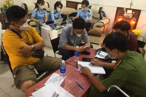 Lực lượng chức năng làm việc với cơ sở bị phát hiện có số lượng hàng nghi lậu trên. Ảnh: TP