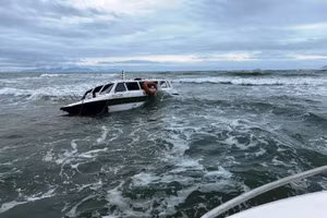 Chiếc ca nô chở khách du lịch bị lật ở vùng biển Cửa Đại.