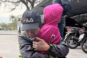 Bé L được người thân đón về.