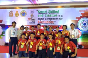 An Bình vui vẻ bên các bạn