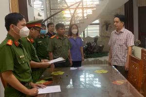 Công an đọc lệnh bắt bị can Long. Ảnh: CA