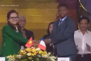 Hình ảnh chụp màn hình buổi phát sóng của đài truyền hình. 