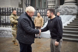 Cựu Thủ tướng Anh Boris Johnson gặp Tổng thống Ukraine Vladimir Zelensky tại thủ đô Kiev, ngày 22/1/2023.