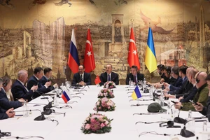 Ngoại trưởng Thổ Nhĩ Kỳ Mevlut Cavusoglu (giữa) phát biểu cảm ơn trong cuộc đàm phán hòa bình giữa các phái đoàn Nga và Ukraine tại Văn phòng Tổng thống Dolmabahce ở Istanbul, Thổ Nhĩ Kỳ, ngày 29/3/2022