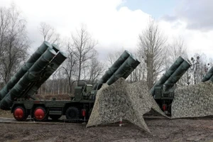 Hệ thống phòng thủ tên lửa S-400 của Nga