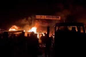 Những đám cháy bùng lên sau cuộc tấn công của Israel vào khu vực được chỉ định dành cho người Palestine di tản ở Rafah, Gaza, ngày 26/5/2024