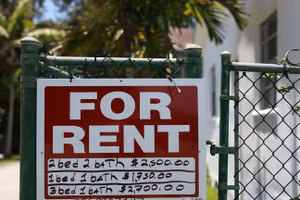 Một tấm biển "cho thuê" được dán vào tháng 7/2023 ở Miami, Florida, Mỹ