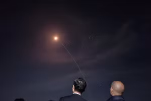 Thứ trưởng Bộ Chính sách Quốc phòng Hàn Quốc Heo Tae-keun (trái) và Vipin Narang, Phó trợ lý chính của Bộ trưởng Quốc phòng Mỹ về chính sách vũ trụ, quan sát vụ thử ICBM Minuteman III, ngày 1/11/2023