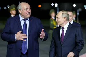 Tổng thống Nga Vladimir Putin (phải) và người đồng cấp Belarus Alexander Lukashenko