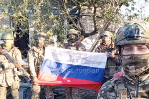 Cờ Nga được nhìn thấy kéo lên ở khu vực Kotlyarovka thuộc Kharkov