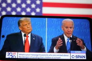 Cựu Tổng thống Mỹ Donald Trump (trái) và Tổng thống đương nhiệm Joe Biden