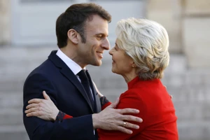 Tổng thống Pháp Emmanuel Macron (trái) và Chủ tịch EC Ursula von der Leyen