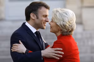 Tổng thống Pháp Emmanuel Macron (trái) và Chủ tịch EC Ursula von der Leyen