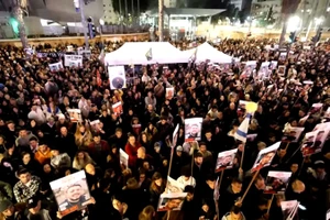 Người dân tham dự cuộc biểu tình ở Tel Aviv, đánh dấu 100 ngày chiến tranh giữa Israel và Hamas, ngày 13/1/2024