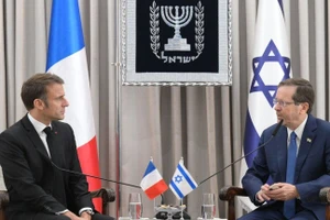 Tổng thống Pháp Emmanuel Macron (trái) gặp Tổng thống Israel Isaac Herzog tại Jerusalem, ngày 24/10/ 2023.