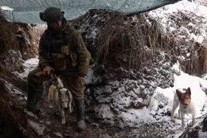 Một binh sĩ Ukraine trấn giữ vị trí trong chiến hào trên tuyến liên lạc với lực lượng Nga