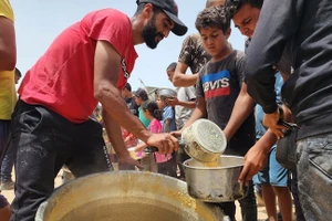 Thực phẩm được phân phát cho người dân bởi các tổ chức từ thiện ở Rafah, Gaza, ngày 17/5/2024