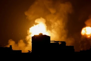 Khói bốc cao trên bầu trời Dải Gaza trong một cuộc không kích mới đấy của quân đội Israel