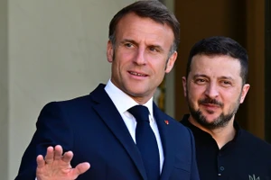 Tổng thống Pháp Emmanuel Macron (trái) chào đón Tổng thống Ukraine Vladimir Zelensky tại Cung điện Elysee, ngày 7/6/2024