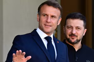 Tổng thống Pháp Emmanuel Macron (trái) chào đón Tổng thống Ukraine Vladimir Zelensky tại Cung điện Elysee, ngày 7/6/2024