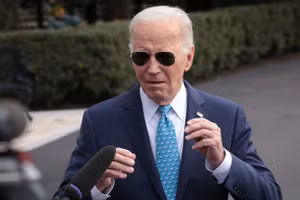 Tổng thống Mỹ Joe Biden trả lời các câu hỏi của phóng viên khi rời Nhà Trắng, ngày 30/1/2024 tại Washington, DC