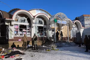 Một thường dân thiệt mạng trên đường phố Donetsk sau trận pháo kích của quân đội Ukraine vào ngày 21/1/2024.