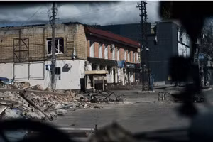 Cảnh sát và tình nguyện viên Ukraine sơ tán dân thường khỏi Kharkov, ngày 12/5/2024.