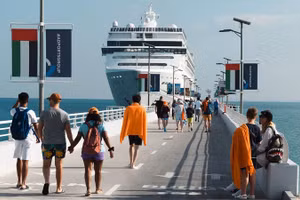 Du thuyền thu hút người Anh