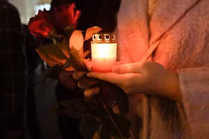 Buổi cầu nguyện ở Minsk, Belarus tưởng niệm những người thiệt mạng và bị thương trong vụ tấn công khủng bố Tòa thị chính Crocus ở Moscow, ngày 22/3/2024. 